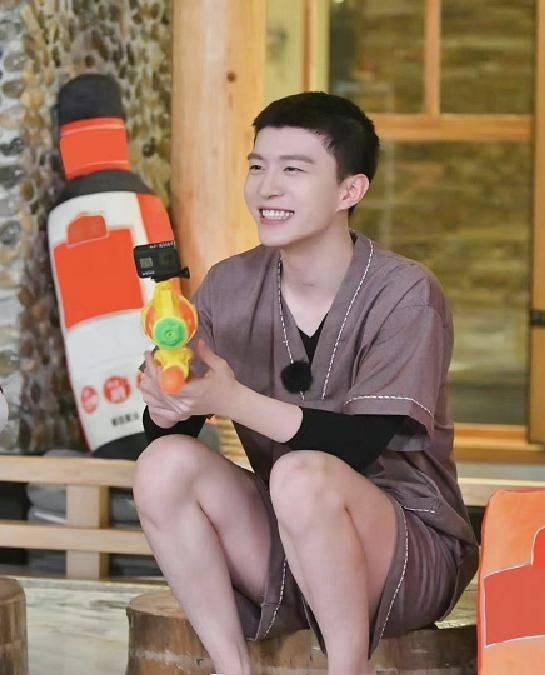 娱乐圈爆料范丞丞贾玲是真的吗,范丞丞与贾玲恋情真相揭晓？